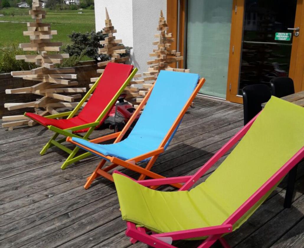  HAPPY DESIGN è il nostro brand creativo e colorato. Oggetti in legno per l'arredo che emozionano e divertono. Non solo:utili, pratici, pieghevoli. Unici. Tavolini da sala,  appendiabiti, indossatori, sdraio a dondolo, sedie pieghevoli ......