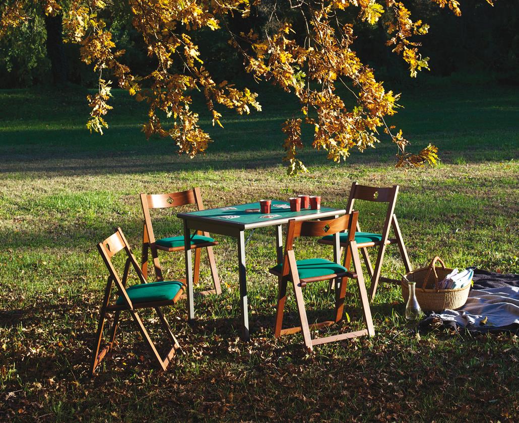  LINEA GIOCO: Una produzione particolare, adatta ai momenti più spensierati. Tentare la sorte coi propri amici, magari durante un pic-nic. Tavoli da gioco pieghevoli in massello, tavoli poker, tavoli burraco per circoli, locali e associazioni.